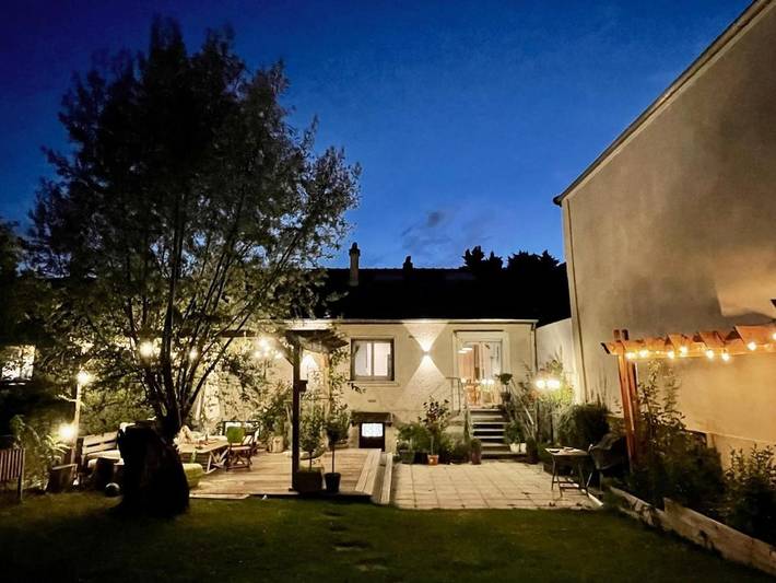 Location de vacances pour 10 personnes, avec Balcon et Terrasse ainsi que Jardin et Sauna à L'Haÿ-les-Roses