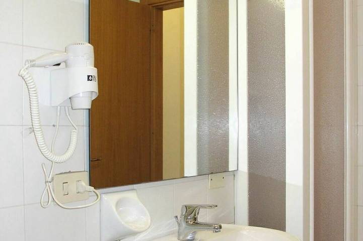 Appartamento intero, Bellissimo appartamento per 3 persone con A/C, WIFI, piscina, TV e patio in Garda, Prealpi Gardesane