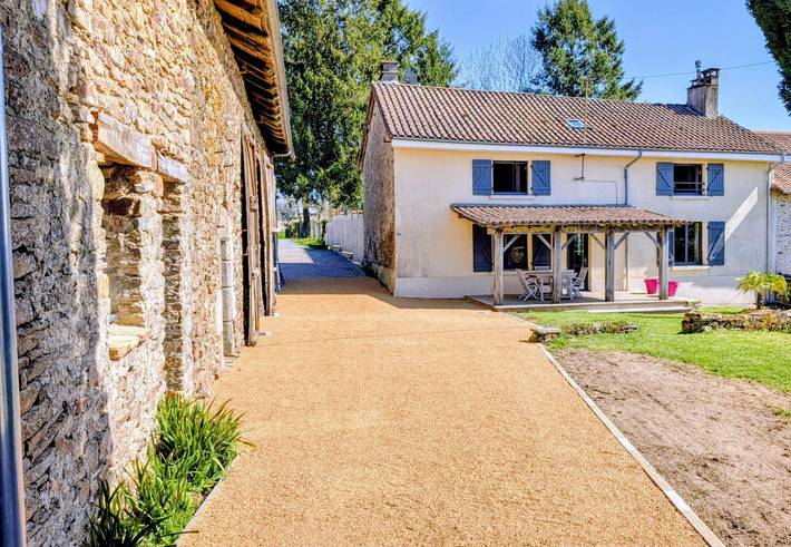Gîte pour 6 personnes, avec Terrasse ainsi que Jardin et Piscine