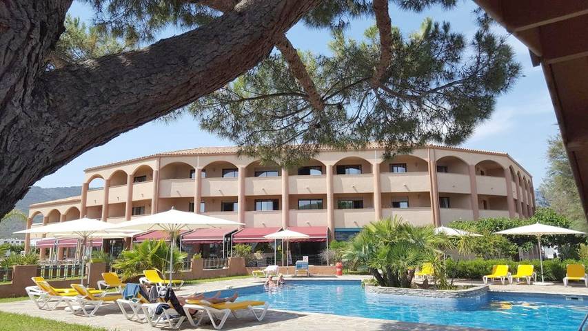 Location de vacances pour 4 personnes, avec terrasse ainsi que jardin et piscine, animaux acceptés dans Plage de Sagone - 3