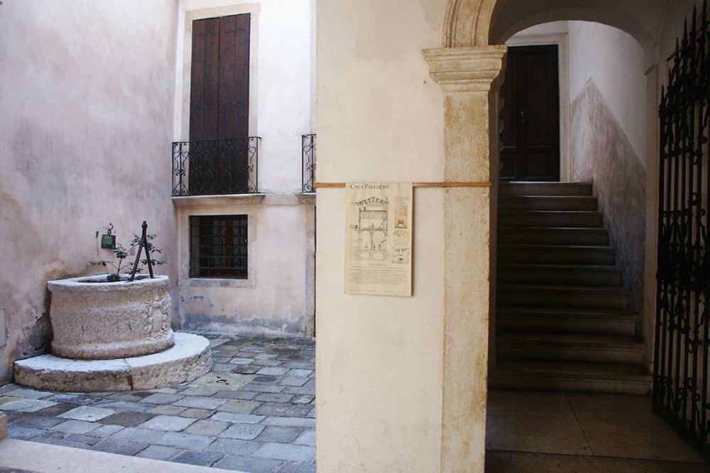 Entire apartment, Studio in Casa Cogollo, called \"House of Palladio\" in the historic center of Vicenza: in Vicenza, Vicenza Province