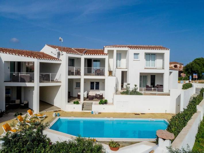 Ferienwohnung für 8 Personen, mit Balkon und Terrasse sowie Garten und Pool in Monte Petrosu