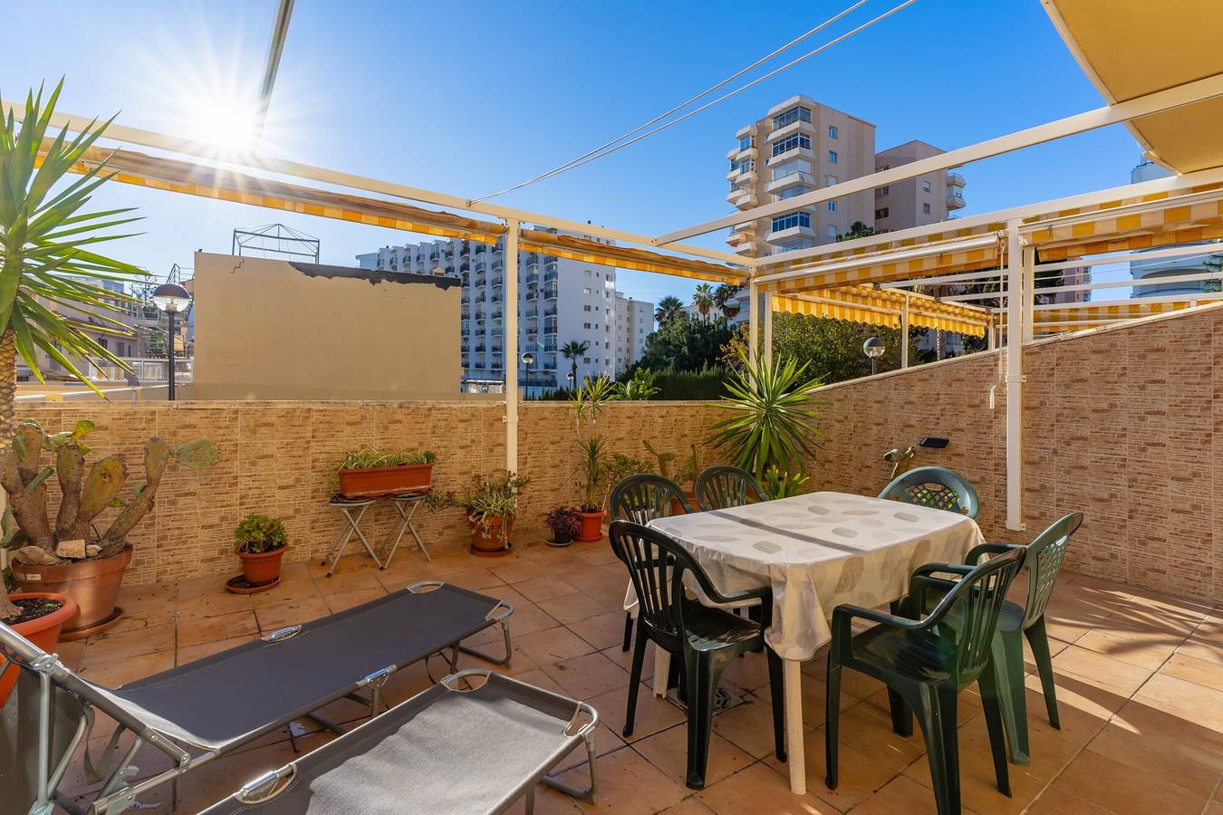 Entire apartment, Family-Friendly Apartment with Private Terrace, Shared Pool, A/C & Wi-Fi in Torremolinos, Costa del Sol