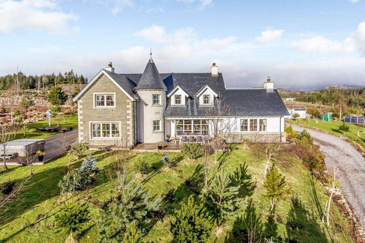 Glenerrick House - Loch Ness country manor - hot tub and sauna in Highlands