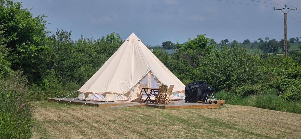 Tente pour 4 personnes, avec vue ainsi que jardin et terrasse, animaux acceptés dans la Creuse