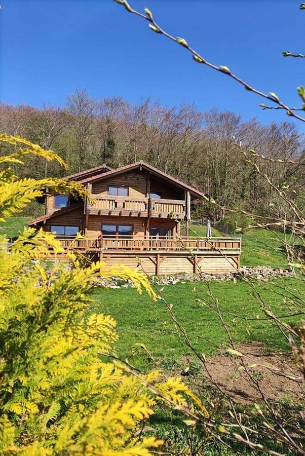 Gîte pour 10 personnes, avec jardin et piscine ainsi que vue et sauna à Thézillieu