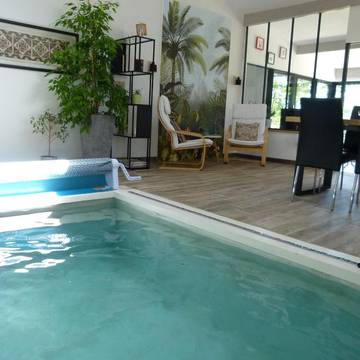 Chambre d’hôte pour 2 personnes, avec terrasse et vue ainsi que piscine et jardin à Queyssac-les-Vignes