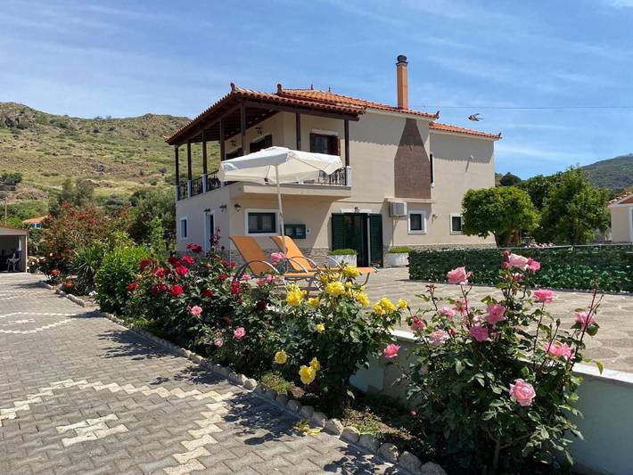 Apartamento para 4 personas, con jardín además de piscina y terraza en Lesbos