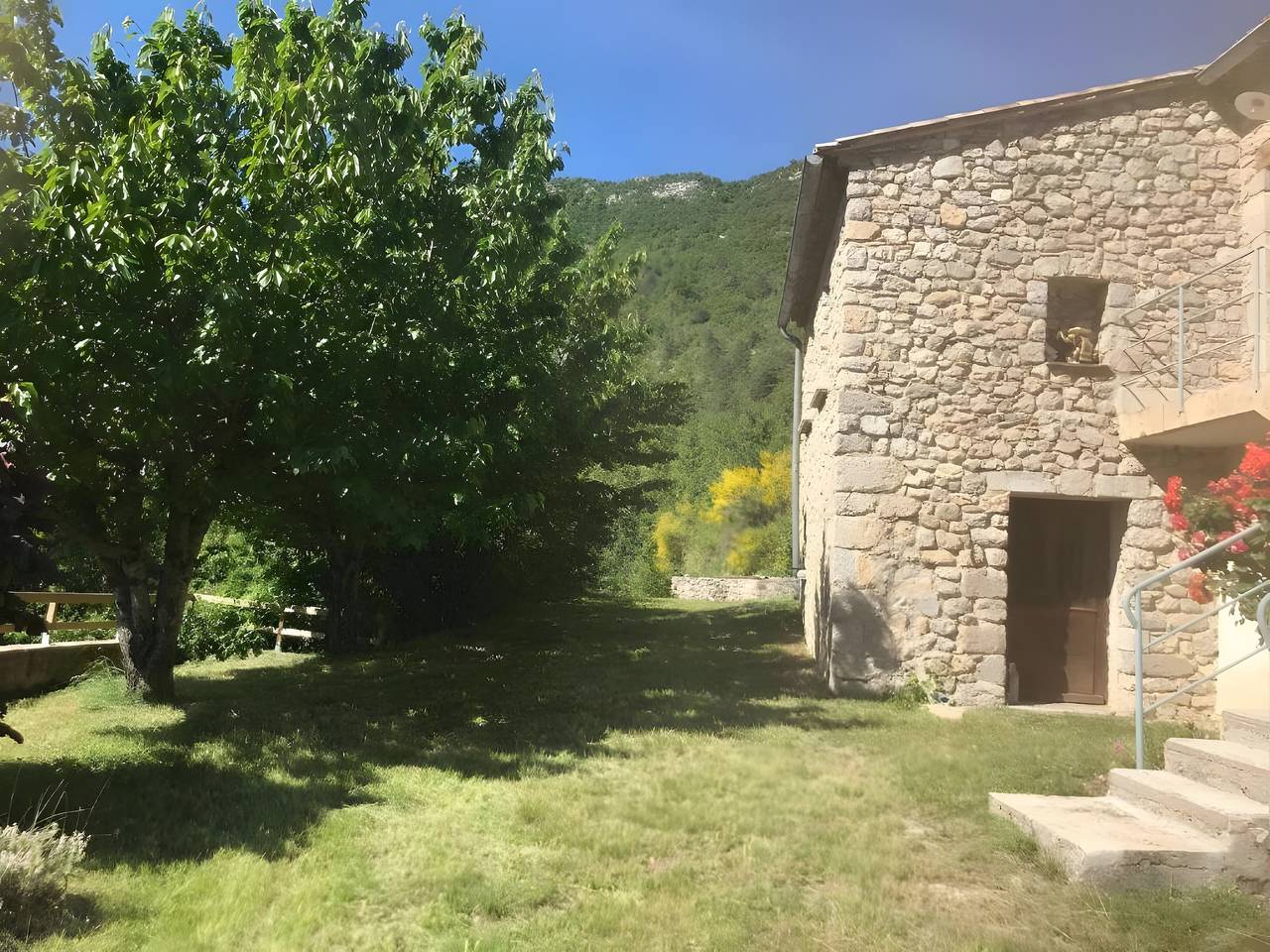 Évasion d’exception en Drôme Provençale avec vue panoramique in La Motte-Chalancon, Région de Die