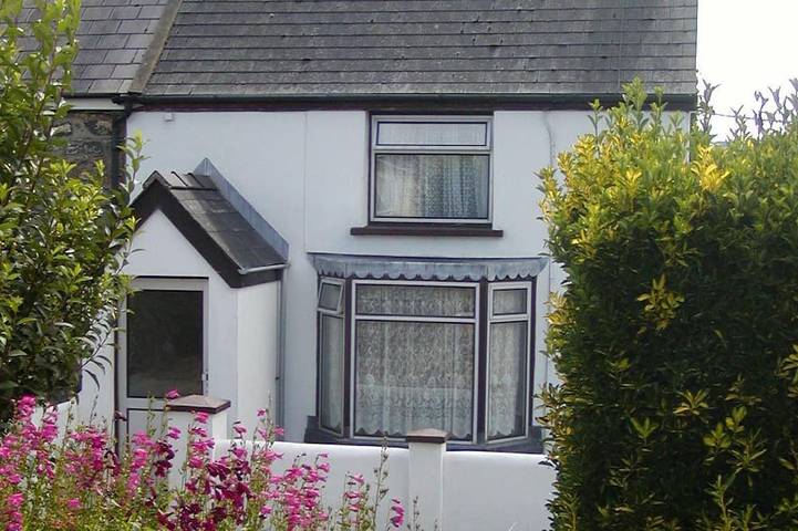 Cottage for 3 people, with terrace and garden, with pets in Trefin