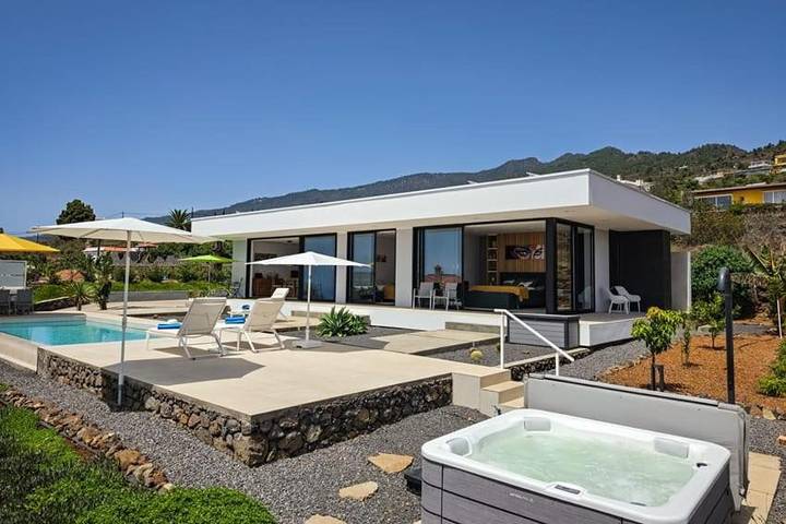 Villa für 4 Personen, mit Whirlpool und Terrasse sowie Pool und Ausblick in Tijarafe