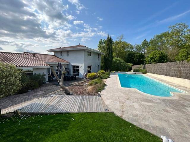 Location de vacances pour 4 personnes, avec Terrasse et Jardin ainsi que Piscine et Vue à Saint-Aubin-des-Ormeaux