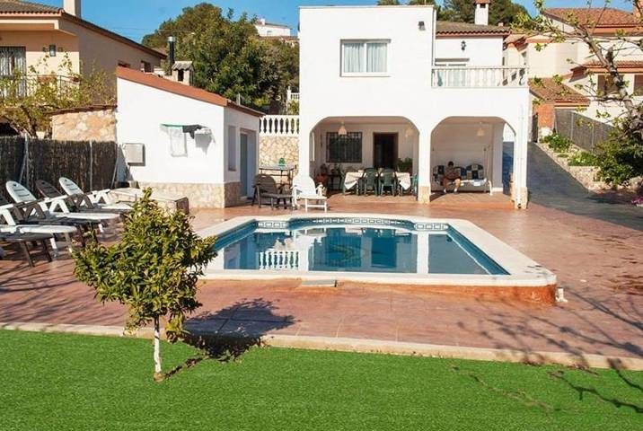 Chalet para 10 personas, con Terraza además de Jardín y Piscina en Calafell