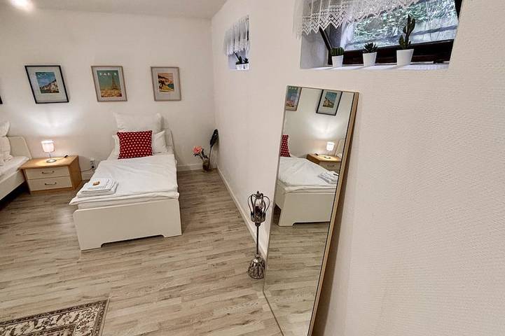Ganze Wohnung, Ruhiges & gemütliches Doppelzimmer + Einzelbett in Top Lage in Langenfeld (Rheinland), Kreis Mettmann