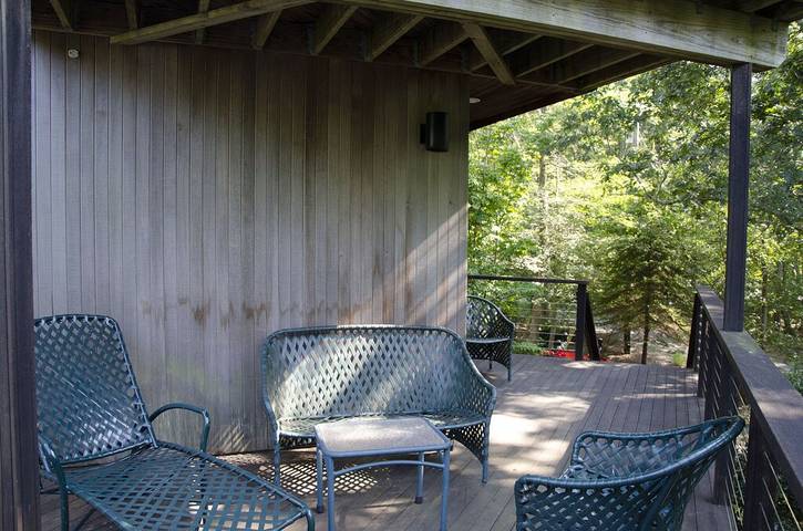 Vacation rental for 8 people, with yard and hot tub as well as balcony in Martha's Vineyard