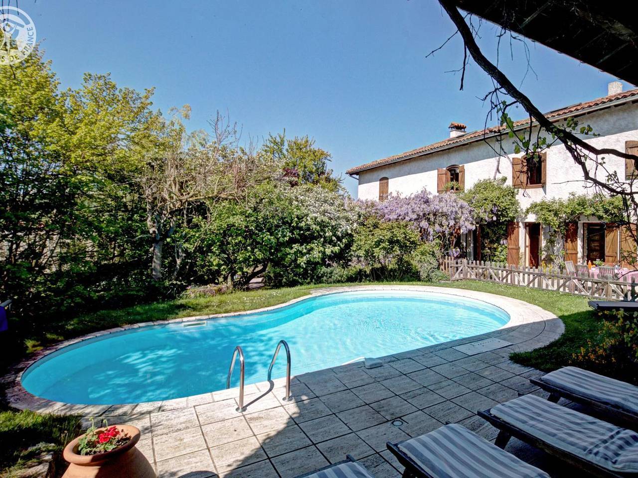 Charme Rural avec Piscine Privée et Animaux Acceptés in Essertines-en-Donzy, Montbrison