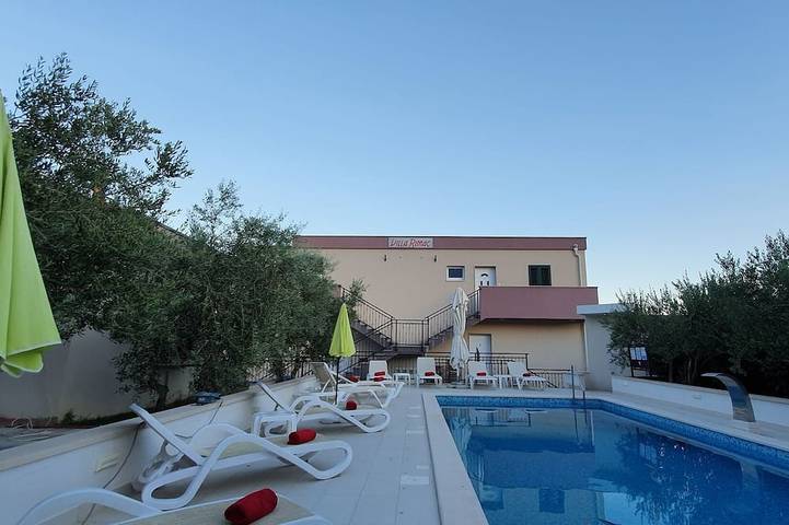 Gîte pour 15 personnes, avec Balcon et Jacuzzi ainsi que Jardin et Piscine