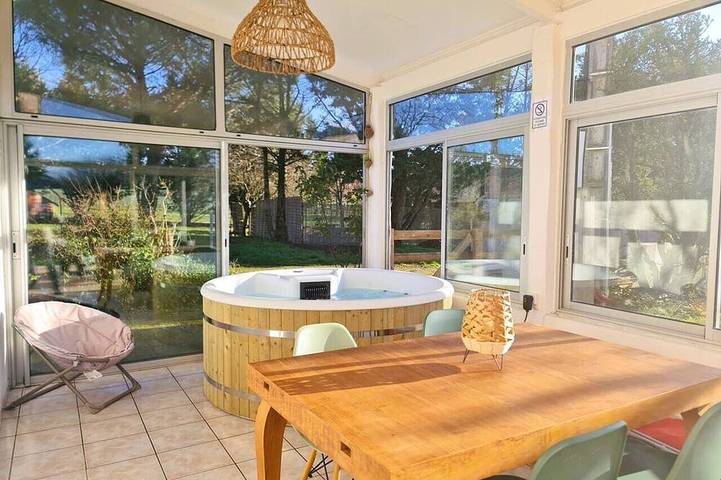 Gîte pour 7 personnes, avec Balcon ainsi que Jacuzzi et Jardin à Peyrole