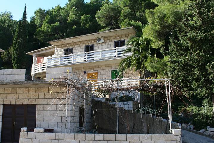 Ganze Wohnung, 2-Zimmer-Ferienwohnung mit Terrasse und Meerblick Povlja, Brac A-712-a in Povlja, Brac