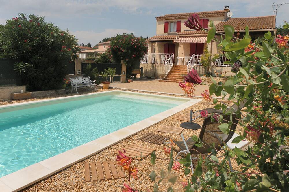 Family Home With Private Pool Sleeps 10 in Châteauneuf-du-Pape, Vaucluse