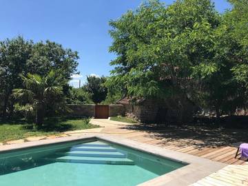 Gîte pour 6 personnes, avec piscine et jardin, animaux acceptés à Puyjourdes