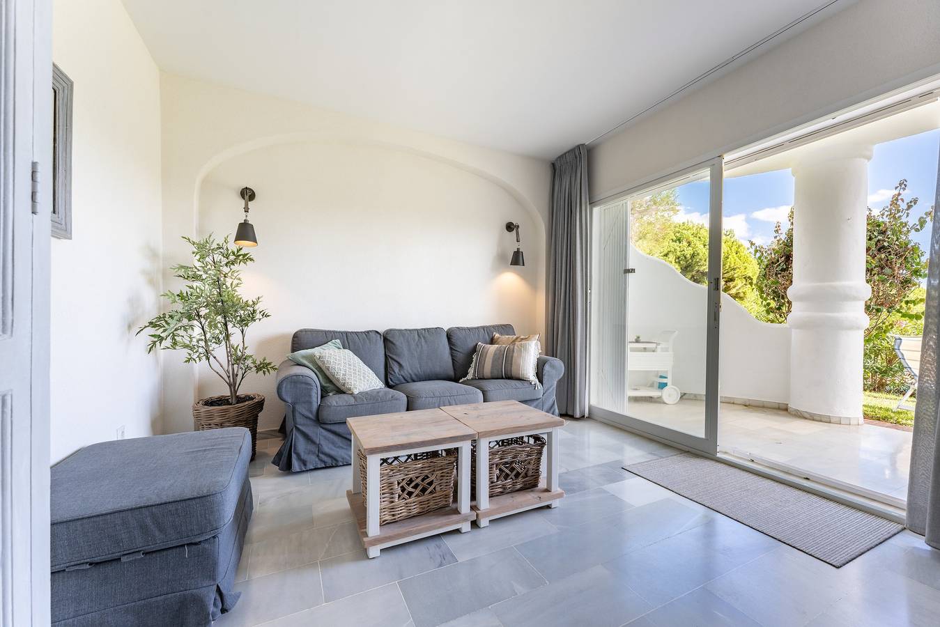 Appartement entier, Appartement de vacances "Casa Feliz" avec piscine partagée, terrasse privée et Wi-Fi in Sitio de Calahonda, Mijas