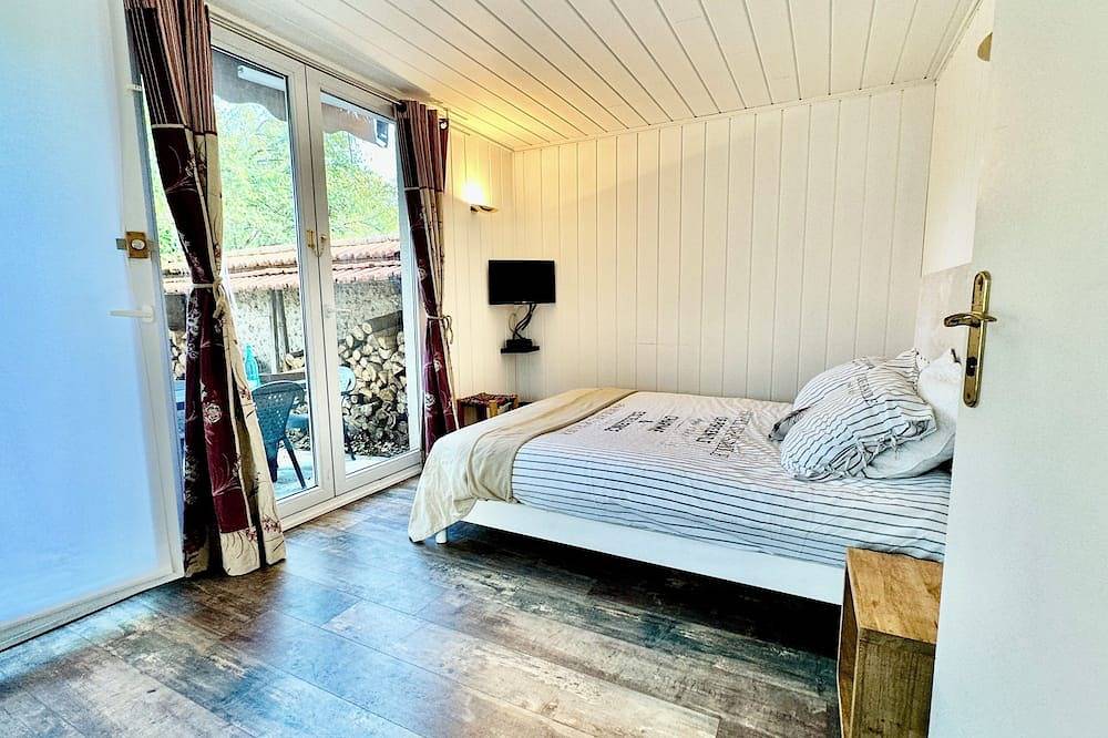 Entire apartment, Studio du Bourgneuf in Chartres, with terrace, garden and swimming pool in Chartres, Chartres region