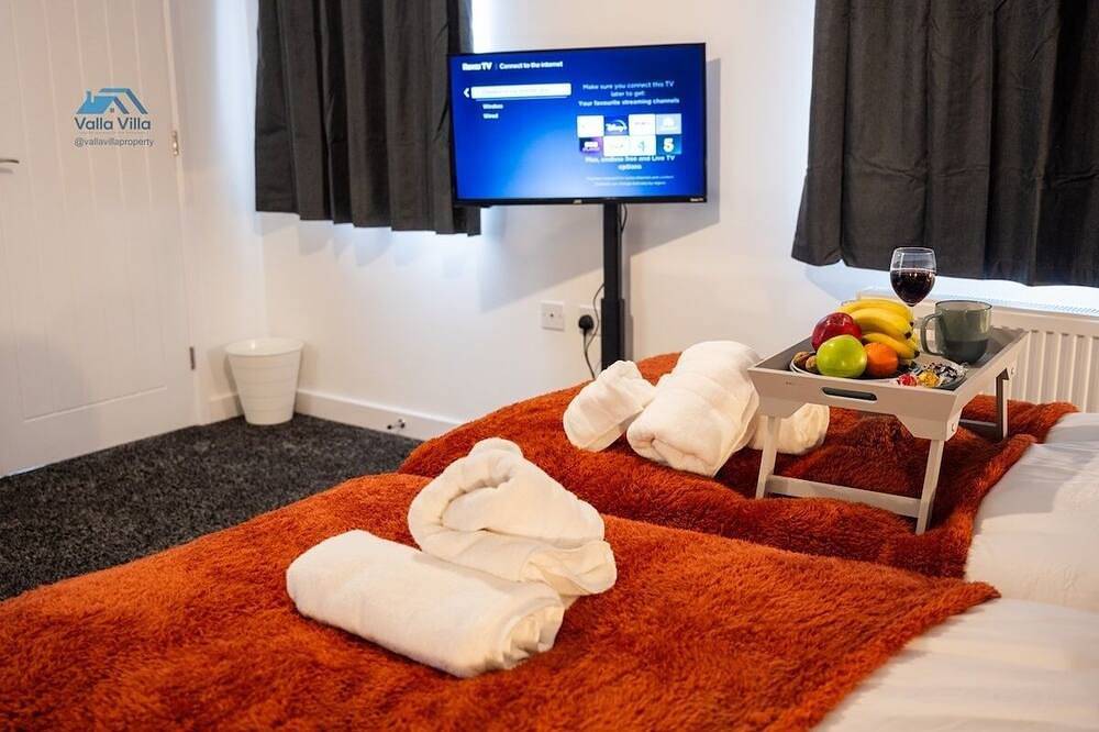 The Pines Villa 1 | Spacious 3Br | Cinema, Games & Ev | Parking | Sleeps 10+ in Northampton, Northamptonshire