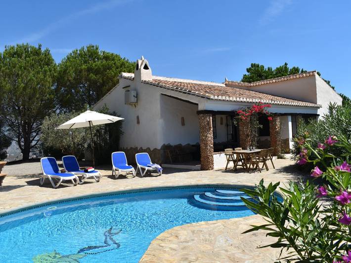 Villa for 6 people, with garden and balcony as well as pool - 1