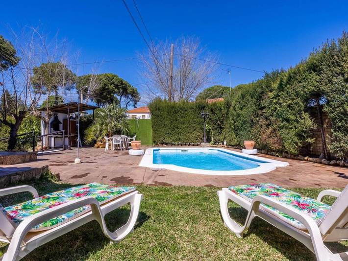 Location de vacances pour 6 personnes, avec terrasse ainsi que jardin et piscine à Villanueva del Río y Minas