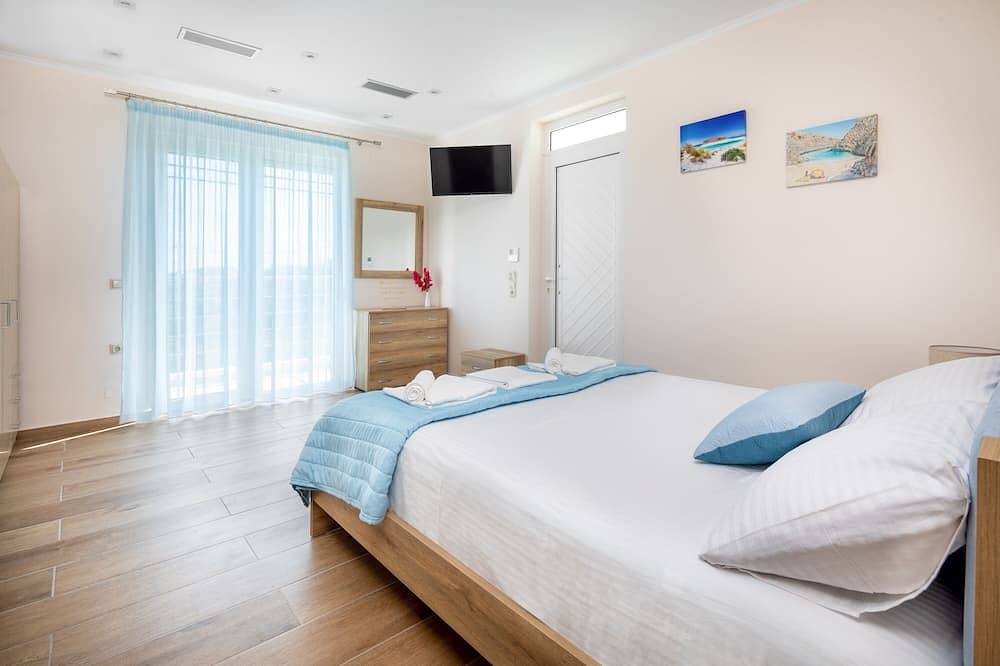 Villa with roof top jakuzzi and a spectacular panoramic view 650m from the beach in Kalyves, Chania und Umgebung
