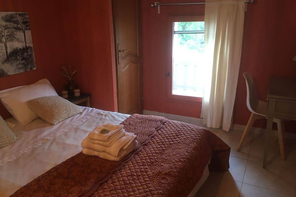 Pretty gite in Provence, swimming pool and private garden, pets welcome in Jonquerettes, Vaucluse