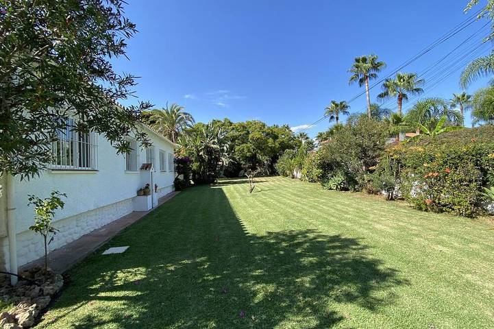´Beach & Golf' Large Family Villa, Huge Garden, Private Pool, 350m to the Beach. in Playa de San Pedro (Marbella), Marbella