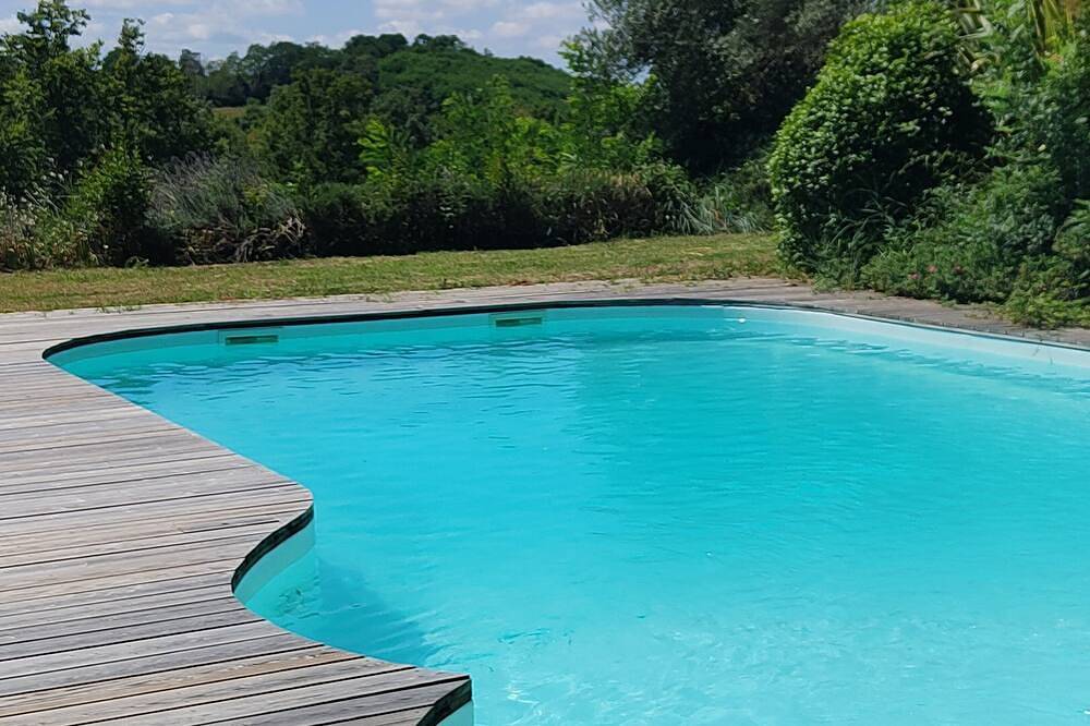 Grande maison avec 14 couchages, piscine vue sur vignes entre Blaye et Bordeaux in Gauriac, Région de Blaye