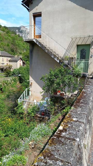 Gîte pour 4 personnes, avec terrasse et jardin à Peyreleau