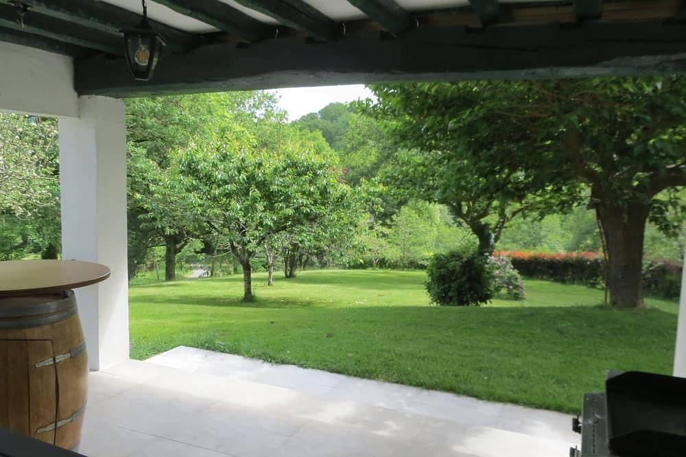 4000 sq.m. house with trees. Hiking, fishing, lake, mountains. 5 km from St. Pée in Souraïde, Bayonne region