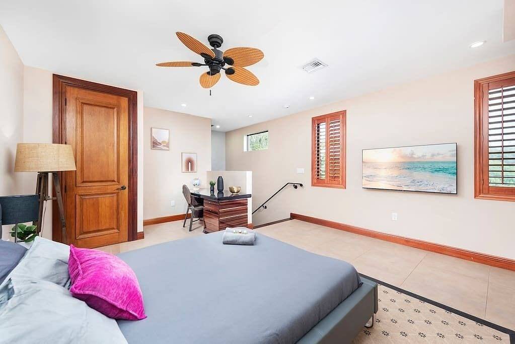 Massive Villa with Gym, Pool, Jacuzzi !! Sleeps 12 in Fort Lauderdale, Broward County