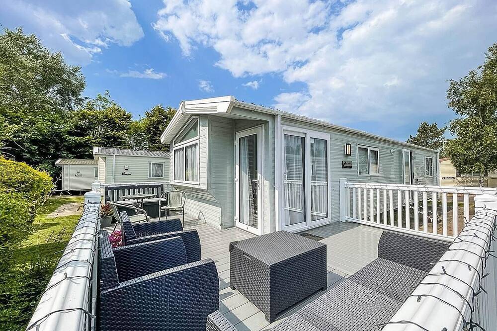 Beautiful 6 berth caravan at Southview Holiday Park in Skegness ref 33031S in Skegness, Lincolnshire