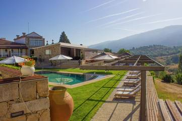Maison de campagne pour 3 personnes, avec jardin ainsi que vue et piscine à Chaves