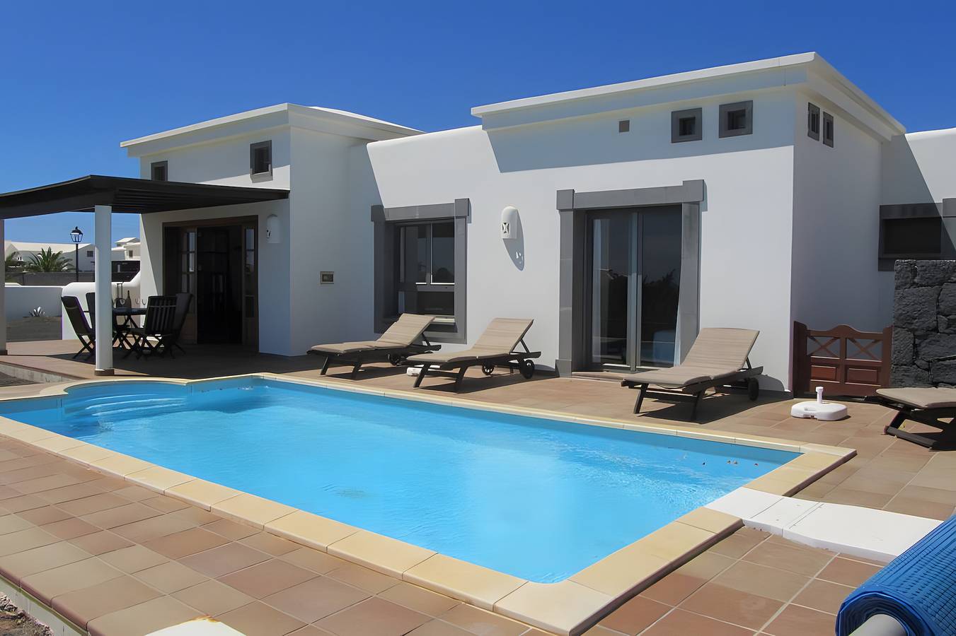 Apartamento entero, Villa en primera línea en La Goleta con piscina privada climatizada y Wi-Fi gratuito in Montaña Roja, Yaiza