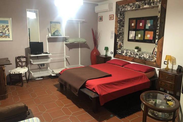B&B accogliente adatto a famiglie e coppie. Zona residenziale ampio parcheggio. in Santa Giusta, Campidano