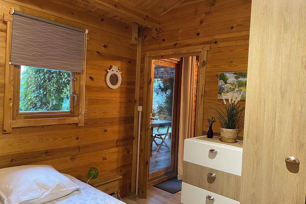 Petit chalet sympa à 200m du pont du diable in Saint-Jean-de-Fos, Région de Lodève