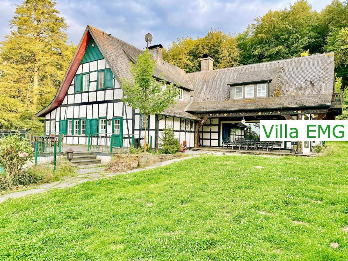 Villa Emg Ferienhaus in Alleinlage mit Privatsee Jacuzzi und Sauna für bis zu 22 Personen bei Osnabrück in Preußisch Oldendorf, Wiehengebirge