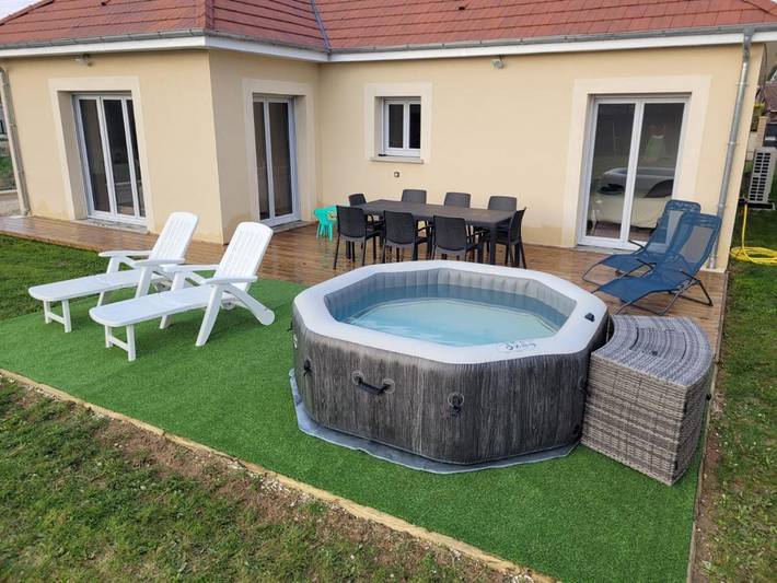 Location de vacances pour 8 personnes, avec Jacuzzi et Terrasse ainsi que Jardin et Vue dans Serbonnes