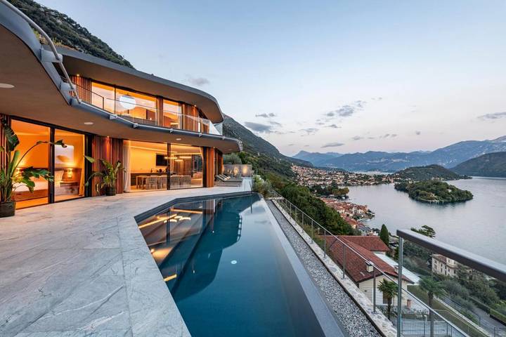Villa per 10 persone, con Balcone e Idromassaggio nonché Terrazza e Piscina a Sala Comacina