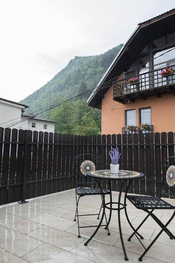 Gîte pour 6 personnes, avec vue et terrasse, adapté aux familles dans Poiana Brasov - Brasov
