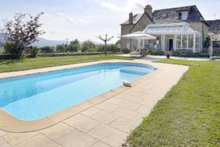 Location de vacances pour 4 personnes, avec Jacuzzi ainsi que Jardin et Piscine à Castelnau-de-Mandailles