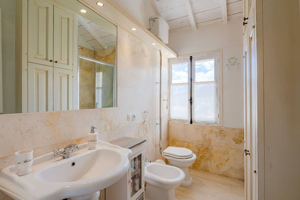 Entire apartment, Cosy apartment for 4 guests with Wifi, A/C, Tv, terrace and parking in La Roquette-sur-Siagne, Cannes region