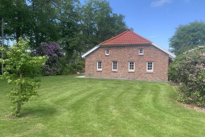 Bauernhof für 7 Personen, mit Terrasse und Garten in Uplengen