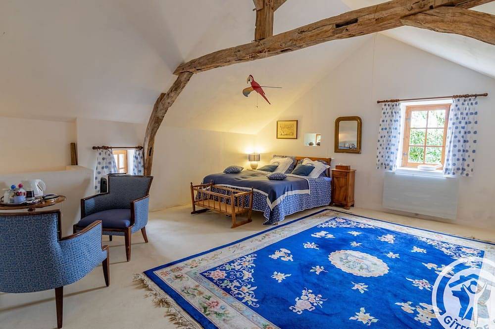 Habitación con Encanto en Prieuré Medieval: Jardines, Desayuno & Proximidad a Castillo y Bioparque in Saint-Georges-sur-Layon, Valle del Loira